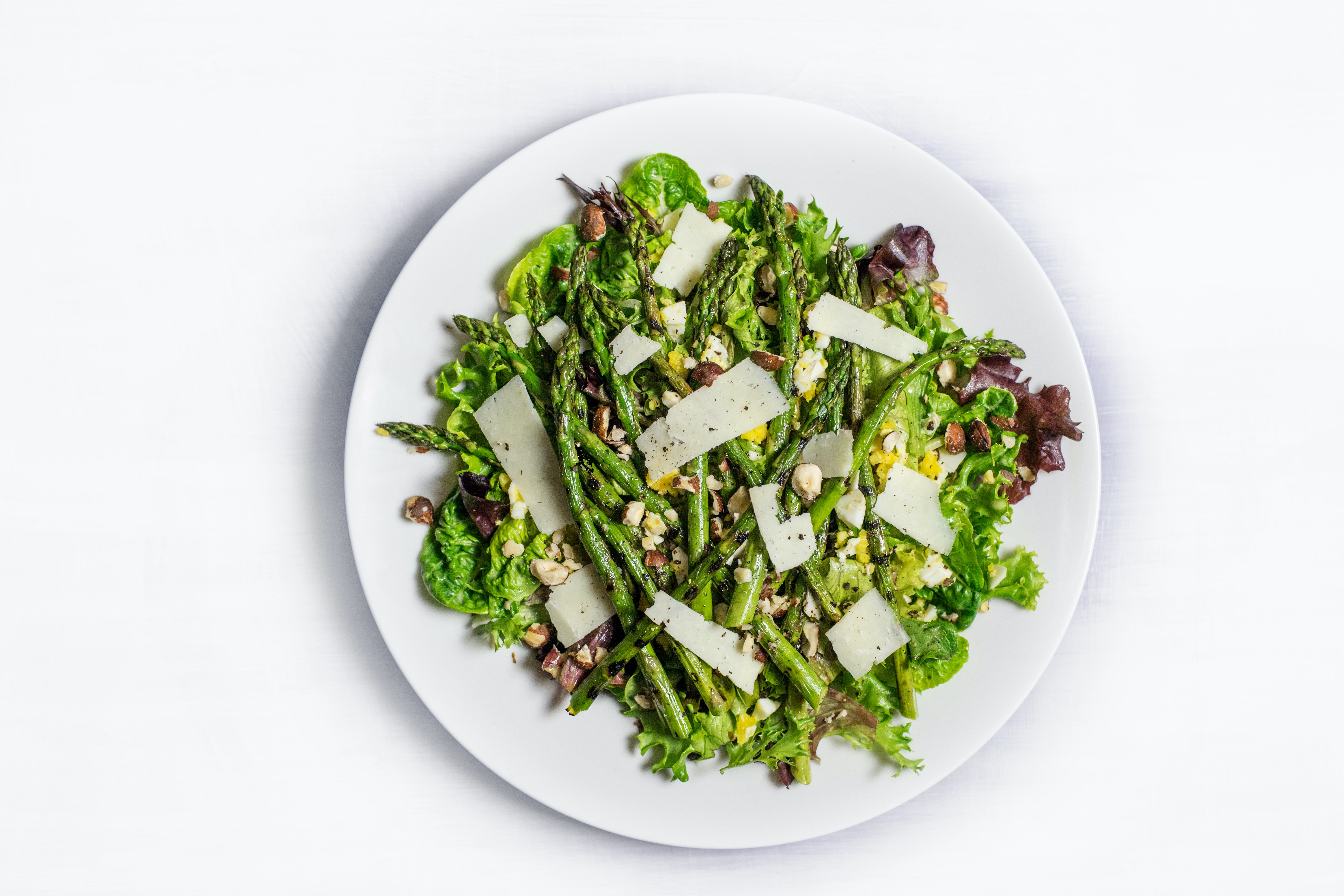 Salade aux asperges, parmesan et noix