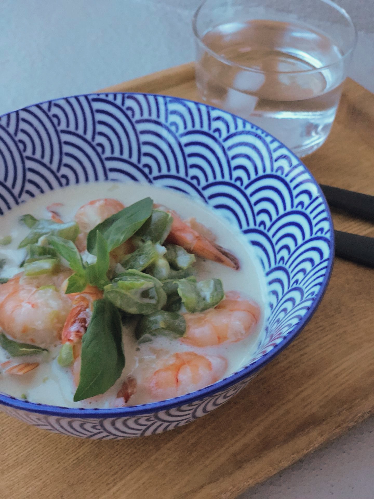 Crevettes aux poivrons verts et lait de coco