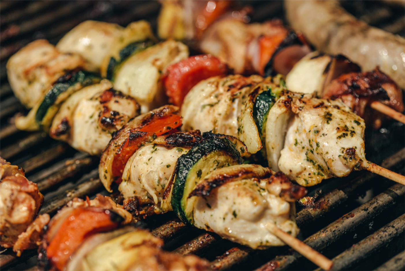 Brochettes de poulet courgettes et poivrons rouges au barbecue