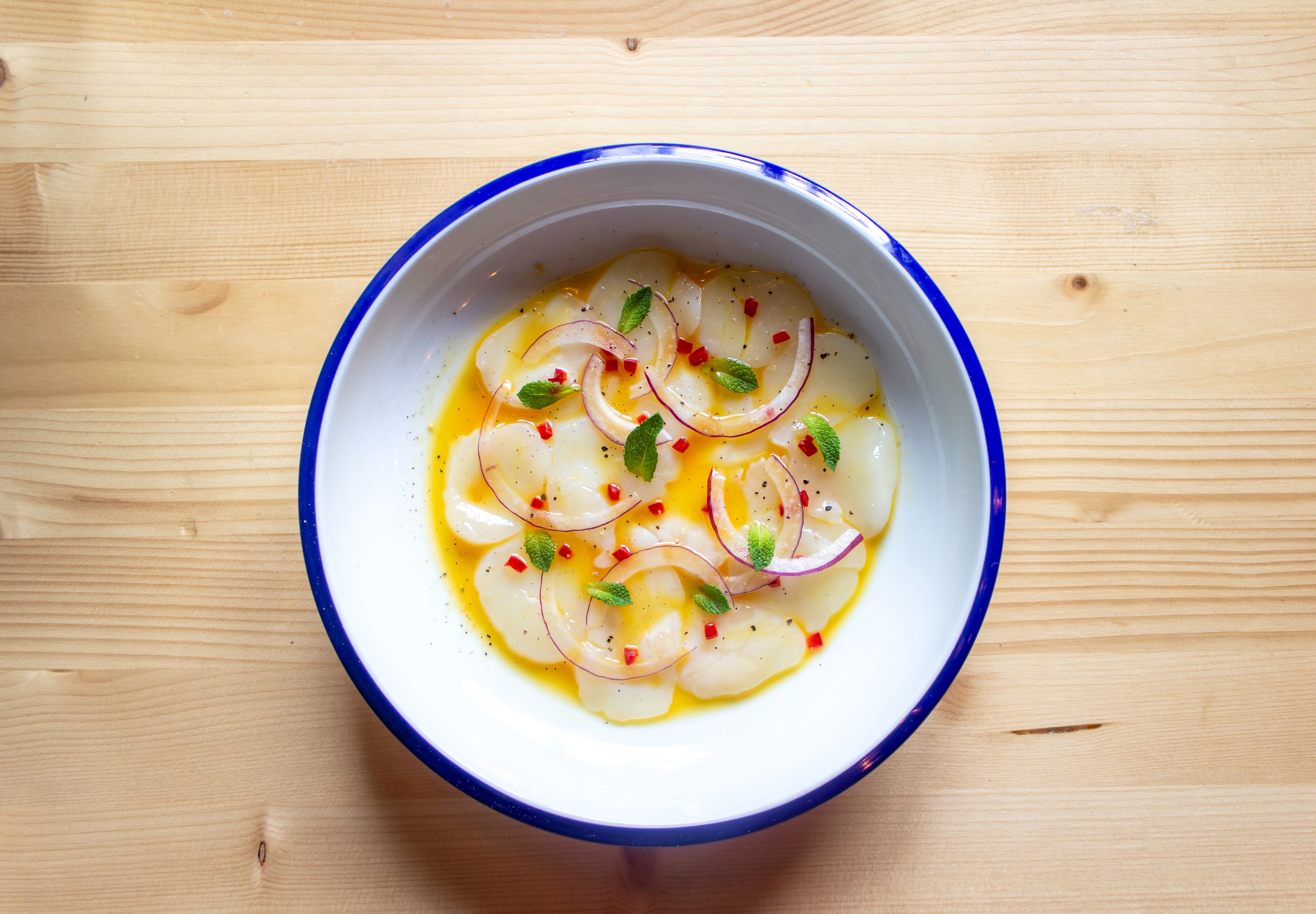 Carpaccio de St-jacques, menthe et oignon rouge
