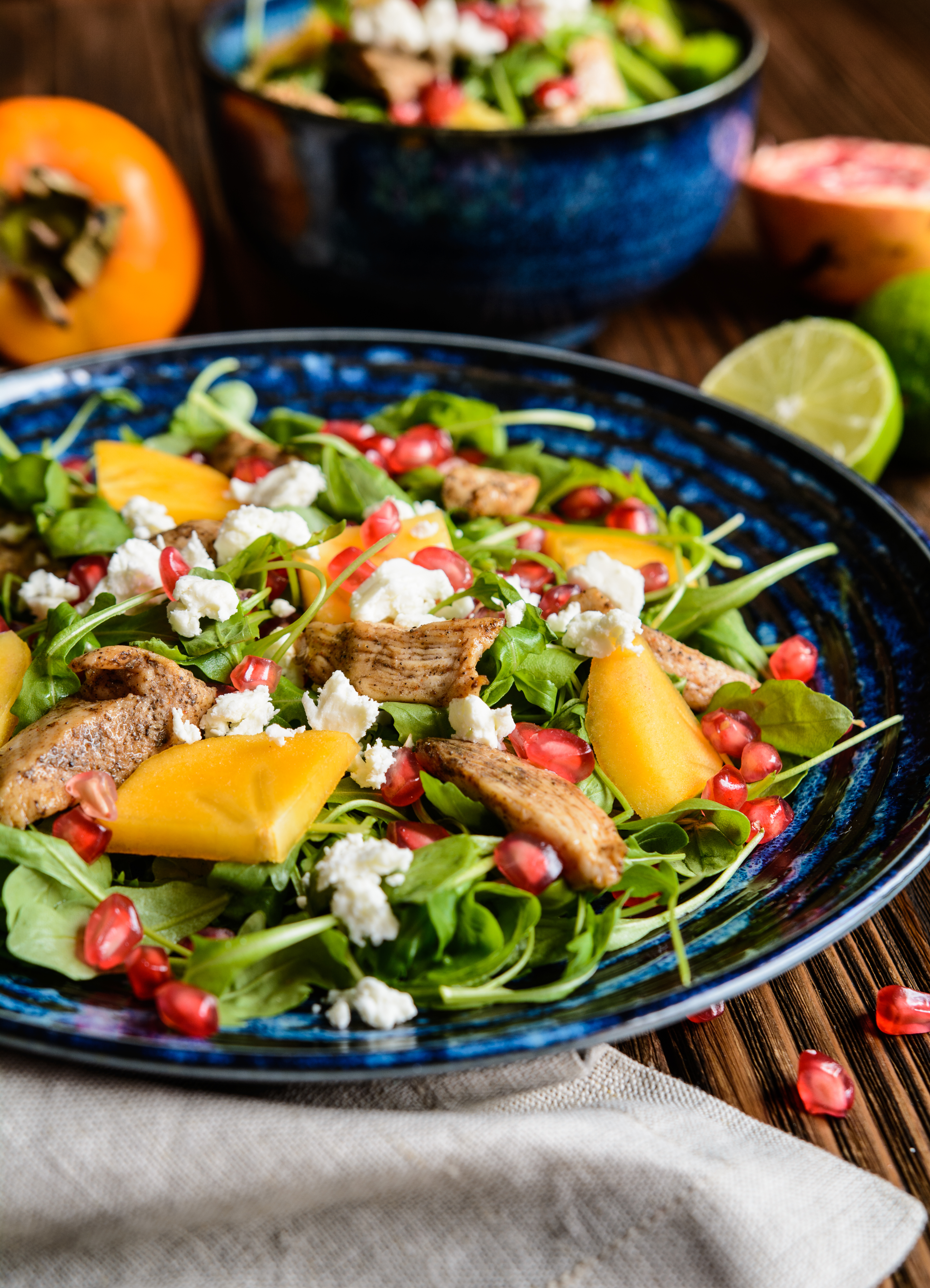 Salade jeunes pousses, poulet, kaki, grenade et cottage cheese