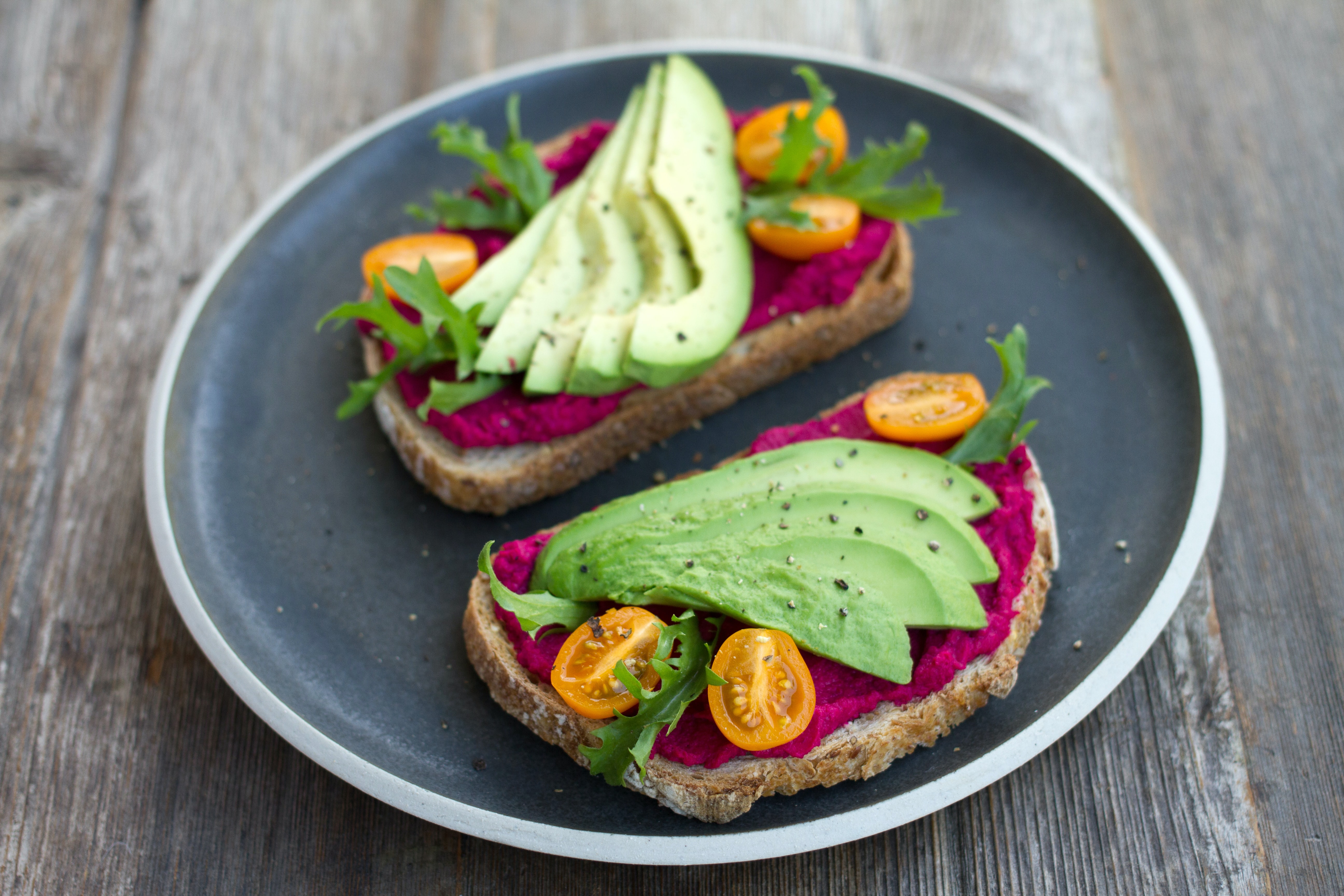 Tartine à la betterave, fromage frais et avocat