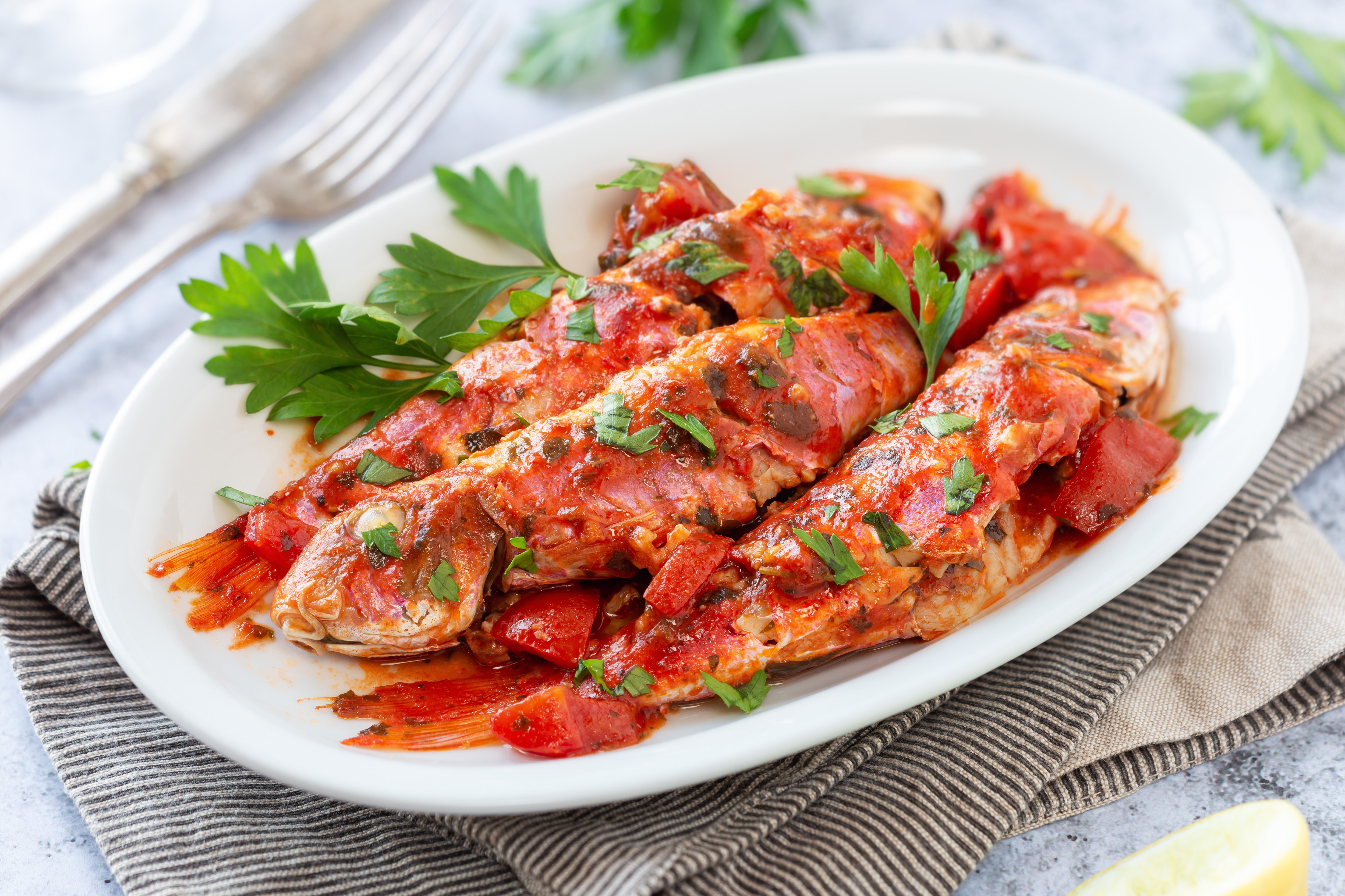Rouget à la sauce tomate et basilic 