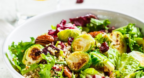 Salade tiède aux choux-de-Bruxelles et quinoa 