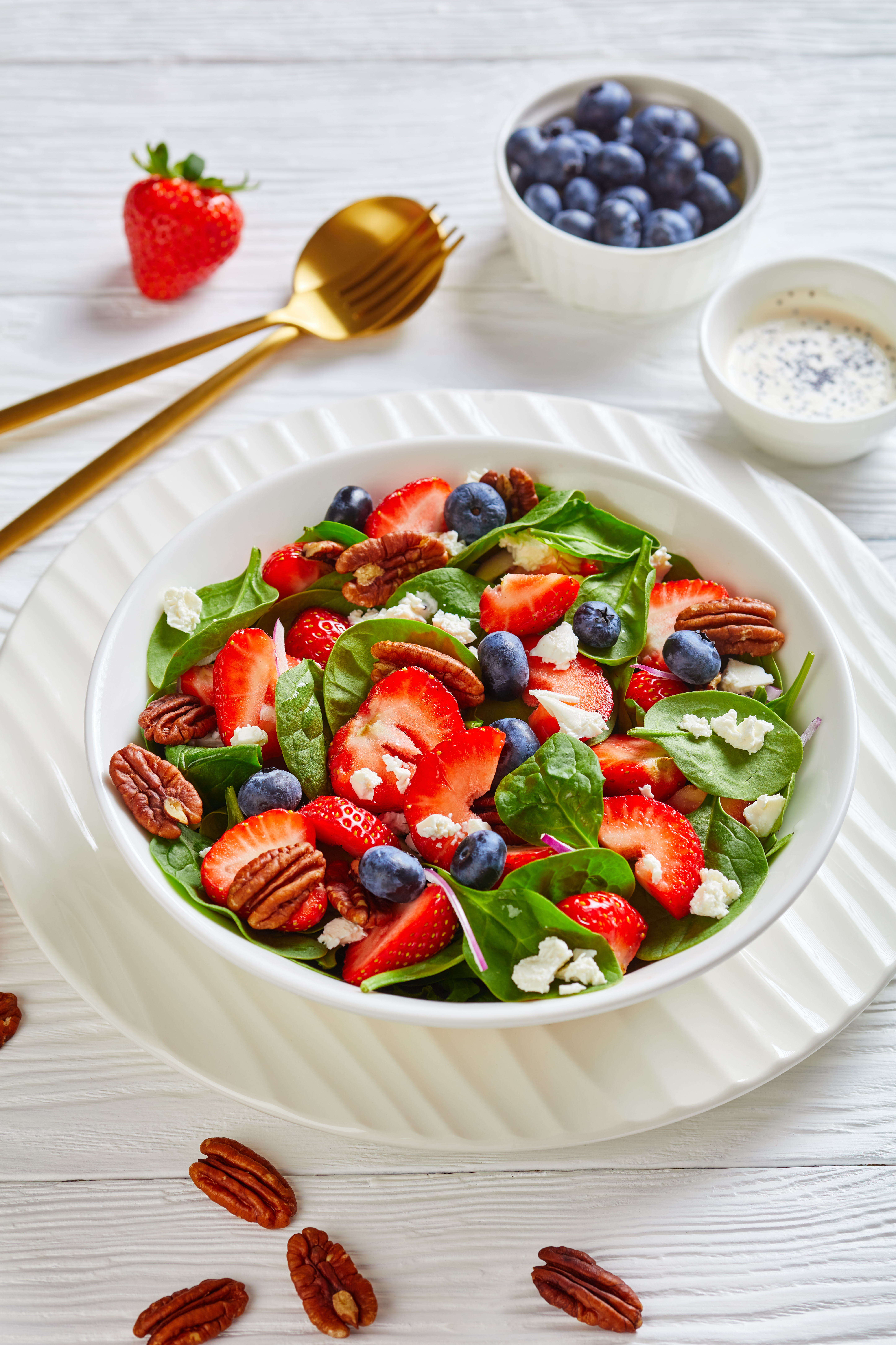 Salade de pousses d'épinards, fraises et féta