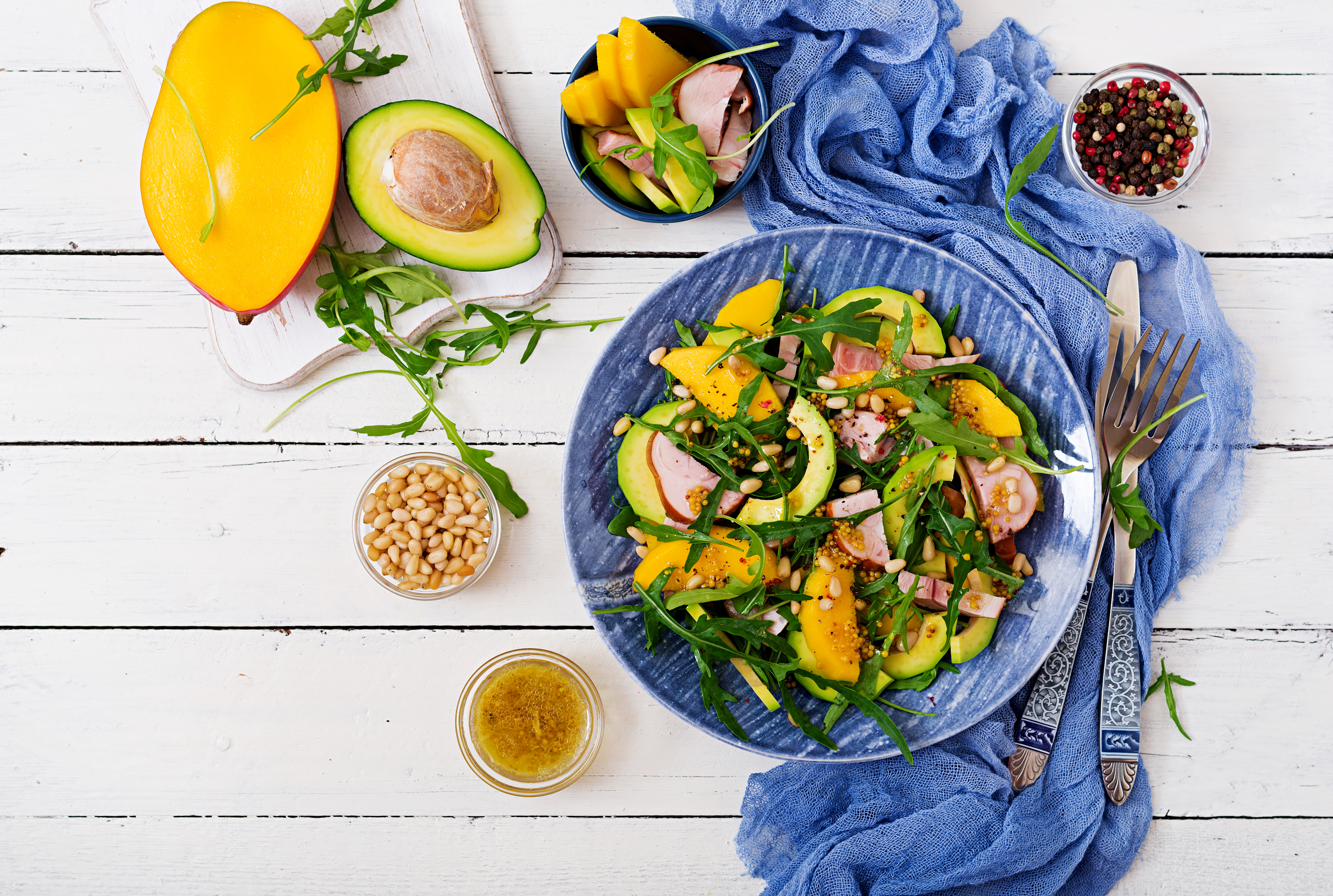 Salade d'avocat, mangue et pignons de pin