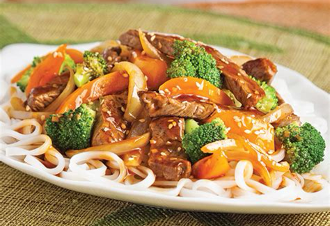 Sauté de bœuf aux brocolis, poivrons et nouilles de riz